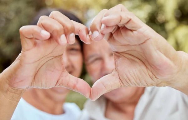 Zwei Bewohnerinnen formen mit ihren Händen ein Herz